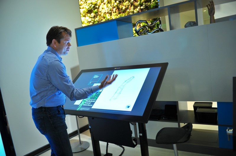 82 LCD Multi-Touch Display:Perceptive Pixel-Microsoft